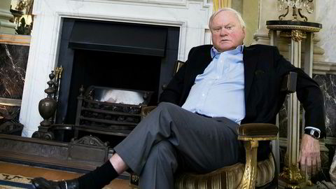 John Fredriksen forhandler om boreskipskontrakter til en verdi av over 16,5 milliarder kroner. Her er han fotografert i hjemmet i The Old Rectory i London.