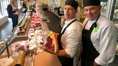 Øglend kjøper halve A. Idsøe Albert Idsøe og Anbjørn Øglend står med en kam av angus-kjøtt i kjøttbutikken i Stavanger.