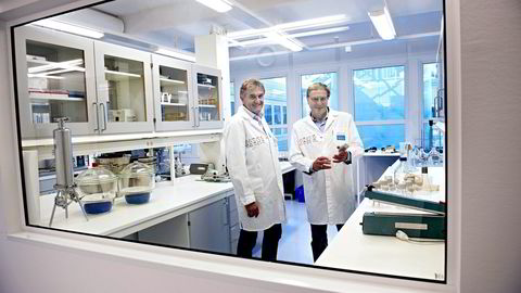 Styreleder Svein Aaser (til høyre) og administrerende direktør Morten Nordstad i fiskevaksineselskapet Pharmaq. Foto: Elin Høyland