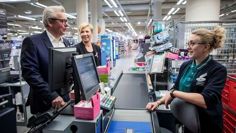 Coop og Norgesgruppens selskap AERA utvikler ny betalingsplattform i butikkene. Her er Tone Elise Steig, markedsdirektør i AERA og Hans Petter Hoel, administrerende direktør i AERA, i kassen hos Oda Fjeld Glesne, postansvarlig på Coop Mega Sjølyst.