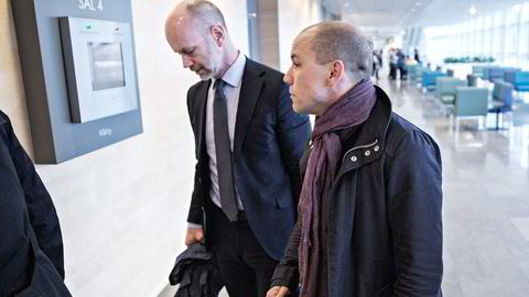 Jonas Lundberg (til høyre) har fått sparken i kraftkonsernet Troms Kraft, etter å ha varslet og etterforsket regnskapsmanipulasjon. Her sammen med hans forsvarer Henrik Olsson Lilja. Foto: Aleksander Nordahl