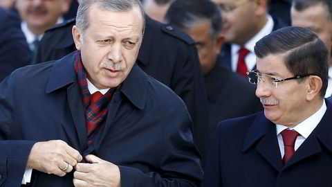 Turkias statsminister Ahmet Davutoglu (t.h.), her avbildet sammen med Tyrkias president Recep Tayyip Erdogan. Foto: REUTERS/Umit Bektas