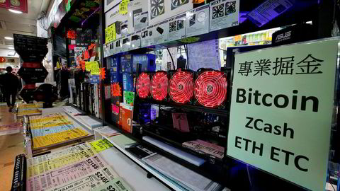 Illustrasjonsbilde: Her ses en datamaskin som graver etter kryptovaluta på et kjøpesenter i Hongkong.