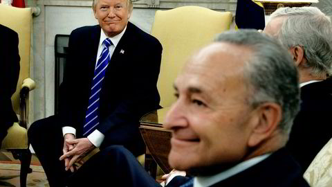 President Donald Trump gjorde en avtale med demokratenes leder i Kongressen Chuck Schumer (til høyre).