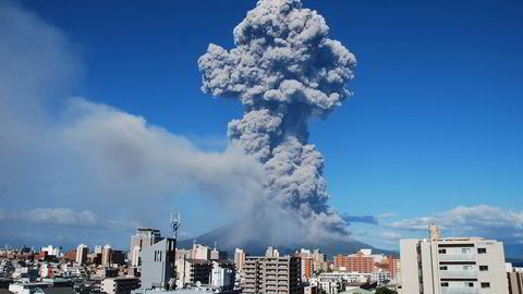 Vulkanaske strømmer ut av i Sakurajima-vulkanen i 2013. Foto: AFP/Japans meteorologiske institutt/NTB SCANPIX.