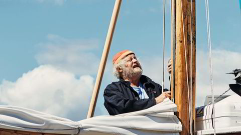 Ved sin mast. Seilmakermester Fredrik Brodersen (64) liker å bli dratt avgårde av vinden, stille, til stedet han skal. Her er han om bord i sin egen «Kløvningen»