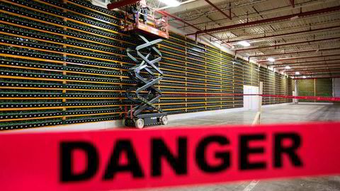 Kryptomarkedet blinker rødt, ifølge investeringsdirektør Jeff Dorman. På bildet ses arbeidere som jobber på en fabrikk som utvinner bitcoin ved Bitfarms i Quebec i Canada.