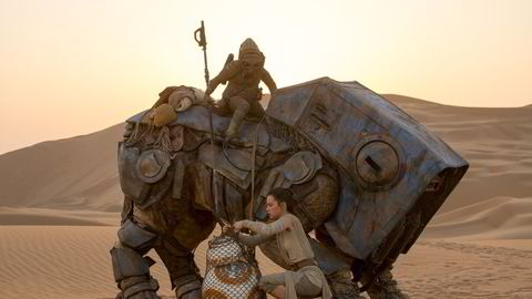 Rey med droiden BB-8 på planeten Jakku. Bak Teedo på ryggen til en Luggabeast. Den nye Star Wars-filmen har norsk premiere onsdag. Foto: Lucasfilm Ltd. & TM