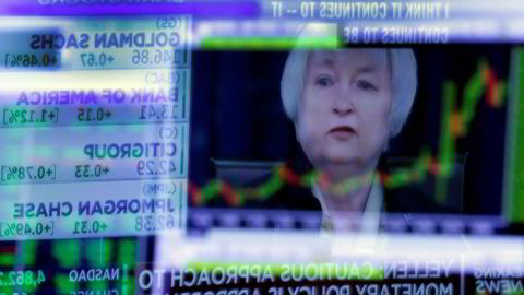 Tv-bildene av USAs sentralbanksjef Janet Yellen reflekteres i en skjerm på gulvet på New York-børsen.