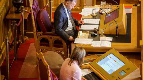 Noen nye overskridelser, mon tro? Stortingspresident Olemic Thommessen snek opp mobilen under Stortingets spontanspørretime.