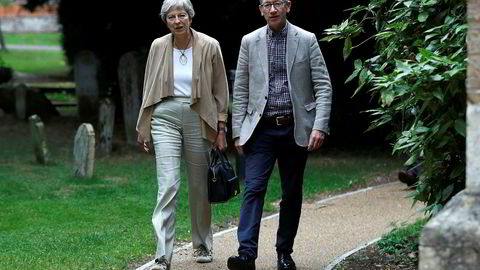 Storbritannias statsminister Theresa May og ektemannen Philip på kirkebesøk søndag i Sonning i Berkshire, der paret har et hus og bodde før de flyttet til London og Downing Street 10.