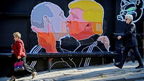 Vladimir Putin har omfavnet Donald Trump i valgkampen, og nå håper han å få betalt politisk. Her en satirisk fremstilling av de to mektige ledernes «bromance» i den litauiske hovedstaden Vilnius, et av de tre baltiske landene der nervene nå er i høyspenn.