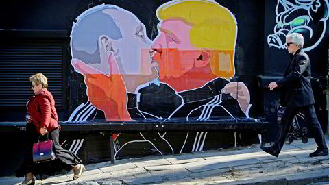 Vladimir Putin har omfavnet Donald Trump i valgkampen, og nå håper han å få betalt politisk. Her en satirisk fremstilling av de to mektige ledernes «bromance» i den litauiske hovedstaden Vilnius, et av de tre baltiske landene der nervene nå er i høyspenn.