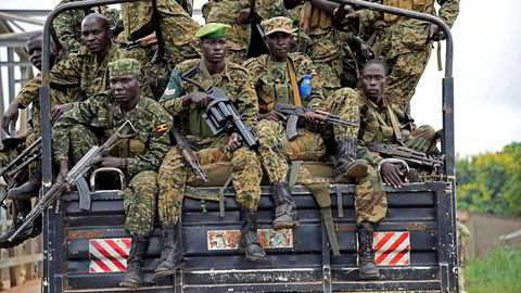Soldater som har levd lenge i bushen og av å angripe hverandre, skal finne sin plass i det sivile. Det må skje raskt. Uten integrasjon får vi lett økende arbeidsløshet, kriminalitet og politisk ustabilitet, skriver artikkelforfatteren. Her fra Uganda.