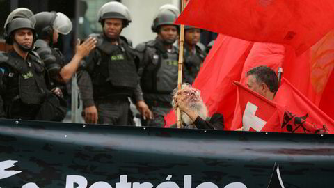 En mann holder et flagg under demonstrasjoner i Rio de Janeiro på lørdag. Den siste uken har lastebilsjåfører i Brasil gått ut i streik på grunn av økte drivstoffpriser.