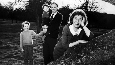 Lykke i Great Missenden. Roald Dahl var gift med den amerikanske filmstjernen Patricia Neal. De fikk fire barn, rikdom, berømmelse og et langt, turbulent ekteskap. Her utenfor Gipsy House, familiens residens i Great Missenden. Foto: Hulton Archive / Getty Images