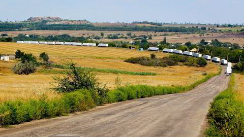 STRID. Fredag krysset rundt 70 russiske lastebiler grensen til Ukraina.Russerne kaller det nødhjelp, sjefen for Ukrainas sikkerhetstjeneste kaller det en invasjon. Foto: Sergei Grits, AP Photo/NTB Scanpix