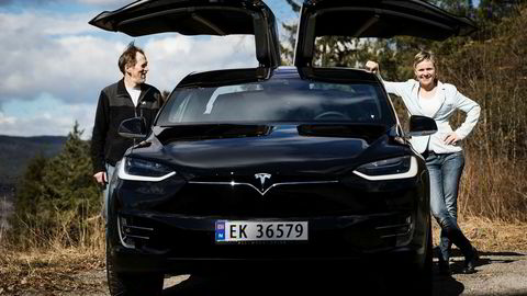 Audun Birkeland og Tone Ophus eier en Tesla X og nyter godt av det gunstige elbilregimet i Norge.