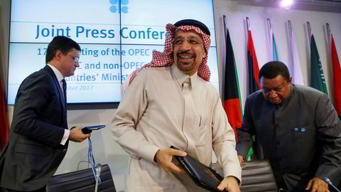 Russlands energiminister Alexander Novak (tv) og Saudi-Arabias energiminister Khalid Falih forlater det forrige Opec-møtet i november i fjor. Helt til høyre er Opecs generalsekretær Mohammad Barkindo.