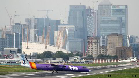 Et Flybe-fly av typen Bombardier Dash 8 Q400 takser på rullebanen ved City Airport, London.