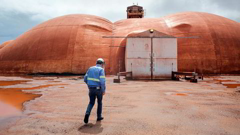 Fra Hydros aluminumsraffineri Alunorte som nå stenger ned. Her fra et besøk av Hydros finansdirektør Eivind Kallevik på anlegget.