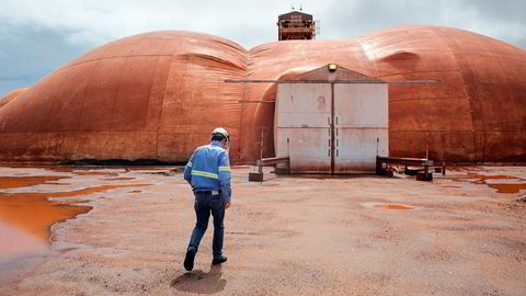 Fra Hydros aluminumsraffineri Alunorte som nå stenger ned. Her fra et besøk av Hydros finansdirektør Eivind Kallevik på anlegget.