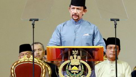 INNSKJERPING. Sultan Hassanal Bolkiah taler under en seremoni for innføring av sharialovgivning i Brunei. Lovbrudd som utroskap, homofili og fornærmelse av profeten skal heretter straffes med ­steining til døden. Foto: AFP Photo/NTB Scanpix