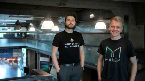 Gustav Arentoft (til venstre) og Nikolaj Lollike i kryptoselskapet MakerDao bygger en bank hvor en kan låne kryptovaluta. Etter hvert skal en kunne stille både aksjer og obligasjoner som sikkerhet for lånene dine.