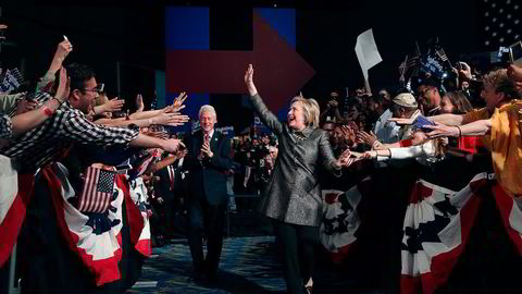 Hillary Clinton med ektemannen Bill Clinton og tilhengere i Philadelphia 26. april. Foto: Justin Sullivan/Getty Images