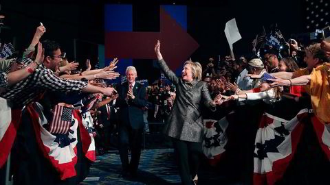 Hillary Clinton med ektemannen Bill Clinton og tilhengere i Philadelphia 26. april. Foto: Justin Sullivan/Getty Images