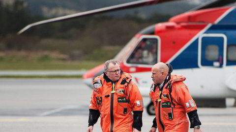 Statoil-sjef Eldar Sætre og norsk sokkel-sjef Arne Sigve Nylund var mandag på helikoptertur til Gullfaks B, plattformen ulykkeshelikopteret var på vei fra da det styrtet fredag 29. april. Foto: Carina Johansen/