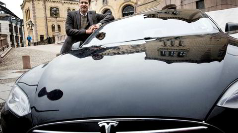 Venstres stortingsrepresentant Abid Raja er ikke flau over å kjøre Tesla, men stolt.
