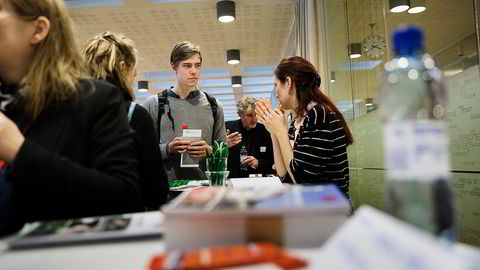 Joakim Skjelbred Misund (21) vurderer utveksling til München og snakker med Miriam Schnick under NHOs utdannelsesmesse. Han er mest opptatt av fagene, men vil også unngå høye skolepenger. Foto: Per Thrana