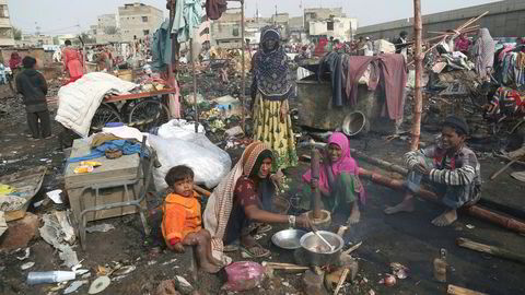 FN anslår at 1,6 milliarder har utilstrekkelig bolig, 60 millioner fordrives årlig fra hjemmene sine mens antallet hjemløse i verden aldri har vært større. Før 2025 trengs én milliard nye boliger for å møte befolkningsvekst og urbanisering. Her fra slummen i Pakistans største by, Karachi.
