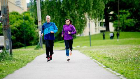 TREN PÅ ASFALT: Løpetrenerne Hanne Lyngstad og Jack Waitz oppfordrer folk som skal løpe asfaltløp til også å trene på asfalt. FOTO: Mikaela Berg