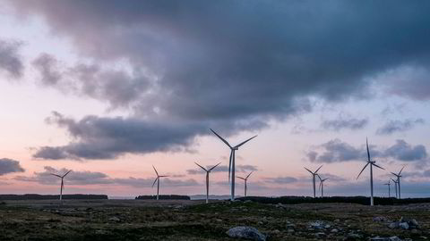 Høg-Jæren vindpark med sine 32 vindturbiner ruver over jærlandskapet. Noen har tjent gode penger på vindkraftutbyggingen, men nå er de uenige om oppgjøret.