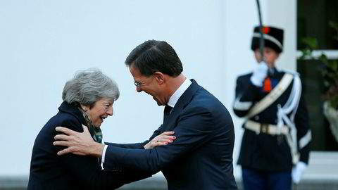 Den britiske statsministeren Theresa May ble hjertelig mottatt av sin nederlandske kollega Mark Rutte i Haag tirsdag formiddag.