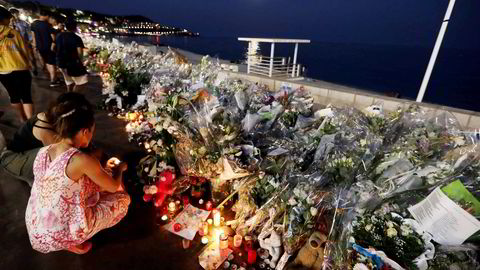 Folk legger ned blomster på Promenade des Anglais i Nice etter terrorangrepet 14. juli 2016. Foto: Valery Hache/Afp/NTB Scanpix.