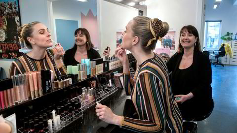 – Våre produkter tester vi på oss selv, sier daglig leder Berit Malene Sjøvik i Makeup Mekka til høyre, mens medeier og markedssjef Katja Ivarson (nærmest)  tester en lipgloss.