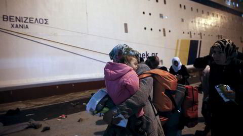 Tjenestemenn sa lørdag at det er 47.500 flyktninger i Hellas, inkludert 8.200 på øyene. Her forbereder flyktninger seg på å gå om bord i en gresk ferje for å bli transportert videre til flyktningleirer i landet. Foto: Alkis Konstantinidis / Reuters / NTB scanpix