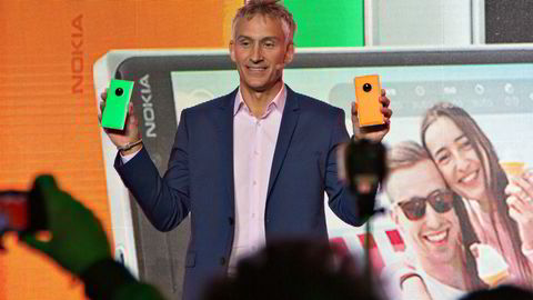 Arkivbilde. Chris Weber, sjef for Microsofts mobildivisjon viser fem Nokia Lumia 830 for første gang i Berlin, 4. september 2014. Foto: Magnus Eidem