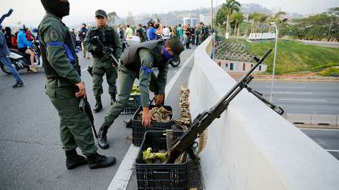 Soldater som har meldt overgang til opposisjonen forsvarer luftbasen Carlota ved hovedstaden Caracas.