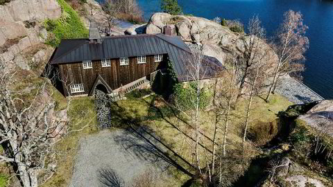 Slotte på Hesnes utenfor Grimstad har fått ny eier. Ellen Kathrine Dyvik ga 18 millioner kroner for eiendommen, som tidligere tilhørte kraft-investor Einar Aas.