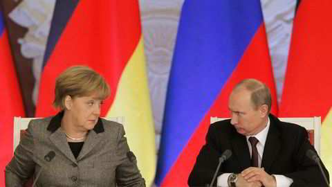 I SAMTALER. Russlands president Vladimir Putin og Tysklands statsminister Angela Merkel på pressekonferanse i Kreml i november 2012. Merkel vil nå lette litt på sanksjonene mot Russland med handelsavtaler. Foto: Reuters / NTB scanpix