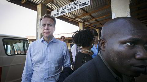 Utenriksminister Børge Brende uttalte nylig at det er fare for at korrupsjon kan spise av bevilgningen til ebolabekjempelsen. Her er Brende i Freetown i oktober. Foto: Heiko Junge/NTBScanpix