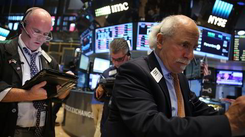 Aksjetradere i full sving på New York Stock Exchange (NYSE) på Wall Street. Foto: