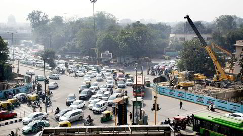 FØLGER. Klimaendringer vil svekke sørasiatiske lands økonomier, ifølge en ny rapport. Her et veikryss i Indias hovedstad New Delhi, blant verdens mest trafikkerte storbyer. Foto: Tsering Topgyal, AP/NTB Scanpix