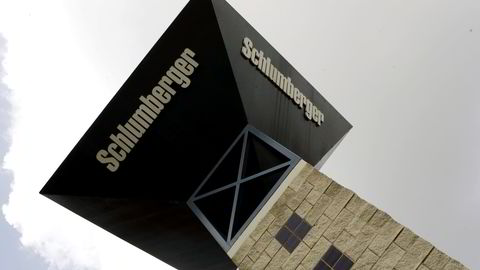 Avbildet er Schluberger-logoen i selskapets kontorer i den amerikanske delstaten texas. Schlumberger er verdens største oljeserviceselskap, og får nå den tidligere Statoil-sjefen Helge Lund inn i styret. Foto: