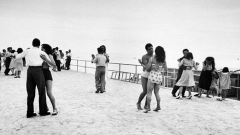 Ut av Napoli. Hovedpersonen Elena beveger seg langt ut av oppvekstmiljøet i den andre boken i psevdonymet Elena Ferrantes romankvartett. Illustrasjonsfoto: Dmitri Kessel / The Life Picture / Getty Images