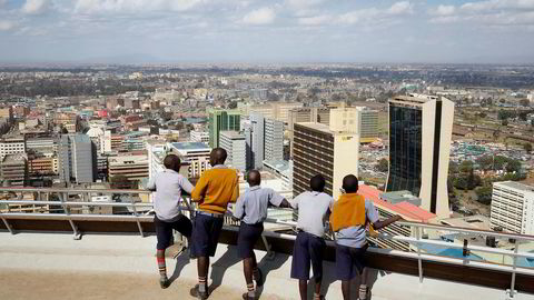 Skolebarn ser utover finansdistriktet i Kenya fra det internasjonale konferansesenteret i Nairobi.